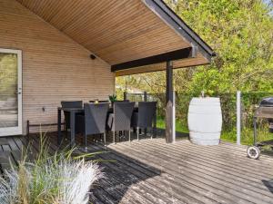 Un patio con una mesa y sillas en una terraza. en Holiday Home Julie - 1-5km from the sea by Interhome, en Fanø 19 fotos más