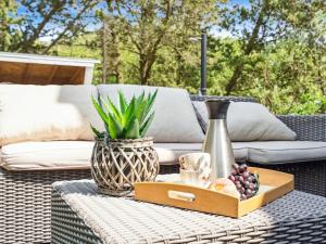 Una mesa de centro con una bandeja de fruta y un jarrón. en Holiday Home Julie - 1-5km from the sea by Interhome, en Fanø