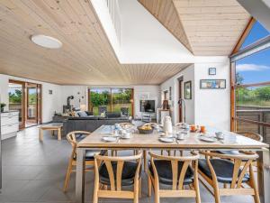 Posezení v ubytování Holiday Home Martje - 900m from the sea by Interhome