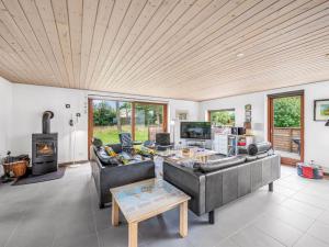 TV a/nebo společenská místnost v ubytování Holiday Home Martje - 900m from the sea by Interhome