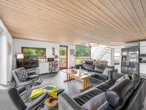 Posezení v ubytování Holiday Home Martje - 900m from the sea by Interhome