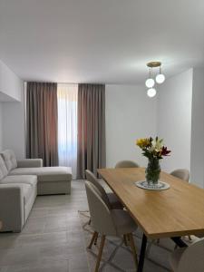 un soggiorno con tavolo da pranzo e divano di Vanex a Petricani