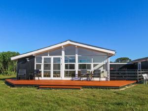 ファーンにあるHoliday Home Allis - 400m from the sea by Interhomeのデッキと椅子が置かれた家