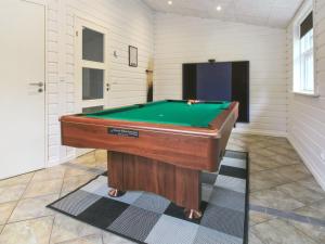 una sala biliardo con tavolo da biliardo di Holiday Home Nael - 1-6km from the sea by Interhome a Mølby