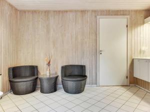 deux chaises et une table dans une pièce dans l'établissement Holiday Home Harthwik - 1km from the sea by Interhome, à Mølby