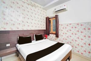 a bedroom with a large bed in a room at Super Collection O Prabhat Nagar Bareilly in Bareilly