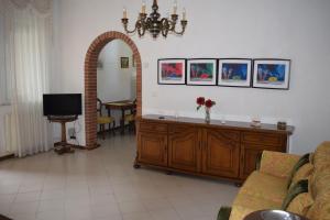 a living room with a couch and a table and a mirror at La casa di Rita in Ponsacco