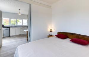 Ένα ή περισσότερα κρεβάτια σε δωμάτιο στο 1 Bedroom Nice Home In Saint-Pierre-D'oléron +7 φωτογραφίες
