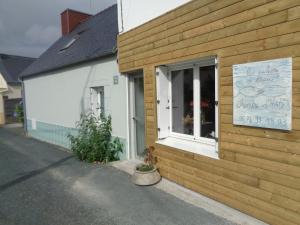 a building with a window with a sign on it at les couleurs de l'eau in Plonéour-Lanvern