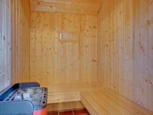 eine Holzsauna mit einem Korb in der Ecke in der Unterkunft Holiday Home Siegried - 2-2km from the sea by Interhome in Vesterhede + 28 Fotos