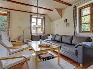ein Wohnzimmer mit Sofa und Tisch in der Unterkunft Holiday Home Siegried - 2-2km from the sea by Interhome in Vesterhede