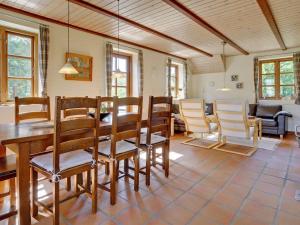 ein Esszimmer mit einem Holztisch und Stühlen in der Unterkunft Holiday Home Siegried - 2-2km from the sea by Interhome in Vesterhede