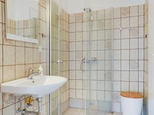 une salle de bain avec lavabo et douche dans l'établissement Holiday Home Reinbald - 1km from the sea by Interhome, à Mølby