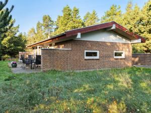 une maison en briques avec un toit mansardé dans l'établissement Holiday Home Reinbald - 1km from the sea by Interhome, à Mølby 22 autres photos