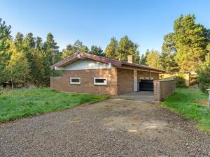 une maison en briques avec une allée en avant dans l'établissement Holiday Home Reinbald - 1km from the sea by Interhome, à Mølby
