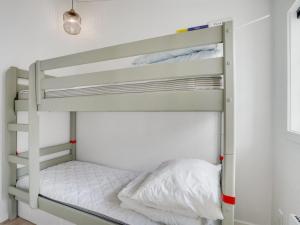 Ένα ή περισσότερα κρεβάτια σε δωμάτιο στο Holiday Home Henriethe - 1-1km from the sea by Interhome