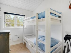 Ένα ή περισσότερα κρεβάτια σε δωμάτιο στο Holiday Home Henriethe - 1-1km from the sea by Interhome