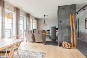 a living room with skis leaning against a wall at Åre Travel-Tottbacken 1 in Åre