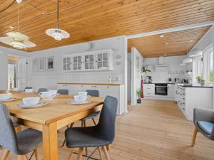 Kuchyň nebo kuchyňský kout v ubytování Holiday Home Taio - 500m from the sea by Interhome