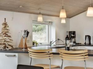una cucina con bancone, sedie e finestra di Holiday Home Lav - 3-8km from the sea by Interhome a Tagholm