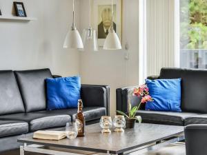un soggiorno con due divani in pelle e un tavolo di Holiday Home Lav - 3-8km from the sea by Interhome a Tagholm