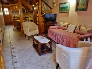 a living room with two couches and a coffee table at Cabañas frente al lago, lugar soñado in San Martín de los Andes