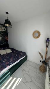 Un pat sau paturi într-o cameră la Piła- balkon-3 osoby-2 łóżka-przytulny apartament