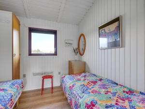 una camera da letto con un letto, un tavolo e una finestra di Holiday Home Arjuna - 3-8km from the sea by Interhome a Tagholm
