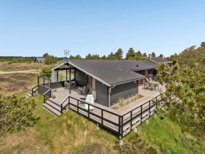 eine Draufsicht auf ein Haus mit einer Terrasse in der Unterkunft Holiday Home Arjuna - 3-8km from the sea by Interhome in Tagholm