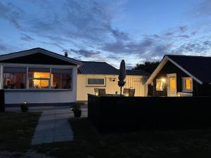 ein Haus mit einer Terrasse davor in der Unterkunft Holiday Home Pupa - 500m from the sea by Interhome in Lakolk + 21 Fotos