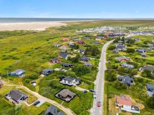 eine Luftansicht einer Unterteilung von Häusern neben dem Strand in der Unterkunft Holiday Home Pupa - 500m from the sea by Interhome in Lakolk