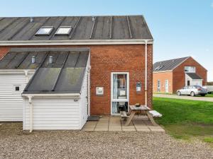 ein Backsteinhaus mit einem Picknicktisch davor in der Unterkunft Apartment Ameli - 2-3km from the sea by Interhome in Sønderby + 25 Fotos