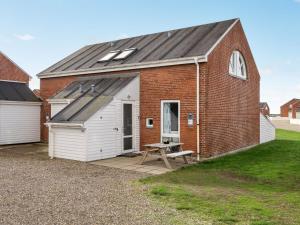 ein Backsteingebäude mit einem Picknicktisch davor in der Unterkunft Apartment Ameli - 2-3km from the sea by Interhome in Sønderby