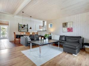 ein Wohnzimmer mit Sofa und Tisch in der Unterkunft Holiday Home Ruzica - 3-9km from the sea by Interhome in Tagholm