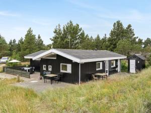 eine schwarze Hütte auf einem Hügel mit einem Picknicktisch in der Unterkunft Holiday Home Ruzica - 3-9km from the sea by Interhome in Tagholm + 34 Fotos