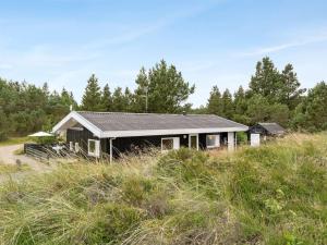 ein Haus mit einem Sonnendach auf einem Feld in der Unterkunft Holiday Home Ruzica - 3-9km from the sea by Interhome in Tagholm