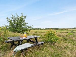 ein Picknicktisch und eine Bank auf einem Feld in der Unterkunft Holiday Home Ruzica - 3-9km from the sea by Interhome in Tagholm
