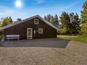 une grange avec un banc devant elle dans l'établissement Holiday Home Livni - 3-8km from the sea by Interhome, à Tagholm