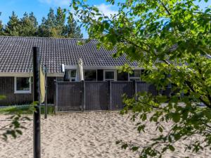 une clôture devant une maison dans l'établissement Holiday Home Livni - 3-8km from the sea by Interhome, à Tagholm