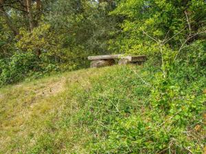 un banc assis sur le côté d'une colline dans l'établissement Holiday Home Livni - 3-8km from the sea by Interhome, à Tagholm 21 autres photos