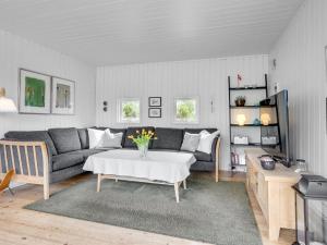 un salon avec un canapé et une table dans l'établissement Holiday Home Fredrikka - 3-9km from the sea by Interhome, à Tagholm 18 autres photos