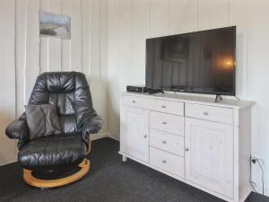 Μια τηλεόραση ή/και κέντρο ψυχαγωγίας στο Apartment Alfkil - 2-3km from the sea by Interhome
