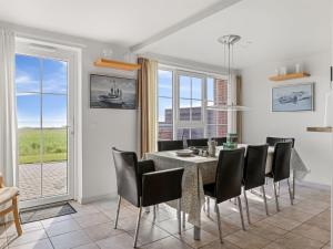 ein Esszimmer mit Tisch und Stühlen in der Unterkunft Holiday Home Henrietta - 3-5km from the sea by Interhome in Kongsmark