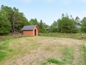 Una piccola stalla seduta in mezzo a un campo di Holiday Home Nila - 750m from the sea by Interhome a Mølby
