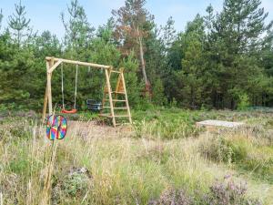 un'altalena in mezzo a un campo di Holiday Home Nila - 750m from the sea by Interhome a Mølby