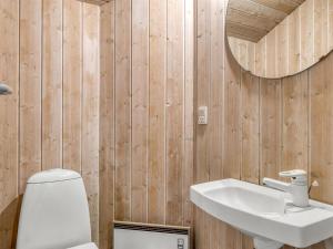 une salle de bains avec un lavabo blanc et un miroir dans l'établissement Holiday Home Vivan - 3-8km from the sea by Interhome, à Tagholm
