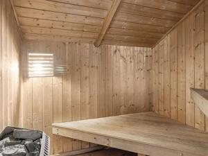 - un sauna en bois avec une table en bois dans l'établissement Holiday Home Vivan - 3-8km from the sea by Interhome, à Tagholm