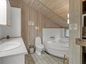 une salle de bain avec une baignoire, des toilettes et un lavabo dans l'établissement Holiday Home Vivan - 3-8km from the sea by Interhome, à Tagholm