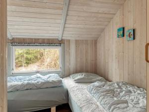 deux lits dans une chambre avec une fenêtre dans l'établissement Holiday Home Vivan - 3-8km from the sea by Interhome, à Tagholm