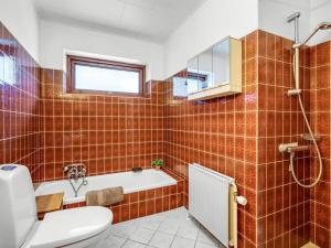 Ένα μπάνιο στο Holiday Home Jalmari - 3-5km from the sea by Interhome